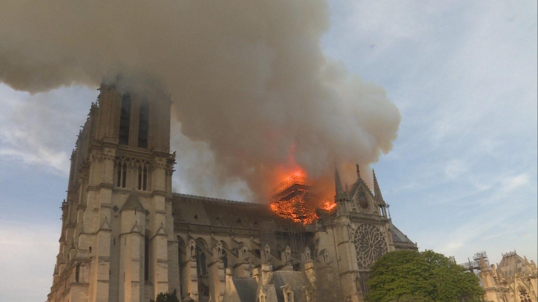 Fondo de pantalla de la película Notre-Dame : Carrera contra el infierno en Cuevana 3 gratis