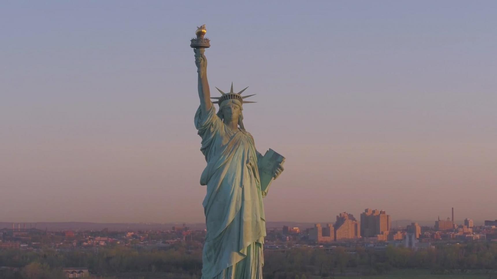 Fondo de pantalla de la película La Estatua de la Libertad: Madre de exiliados en Cuevana 3 gratis