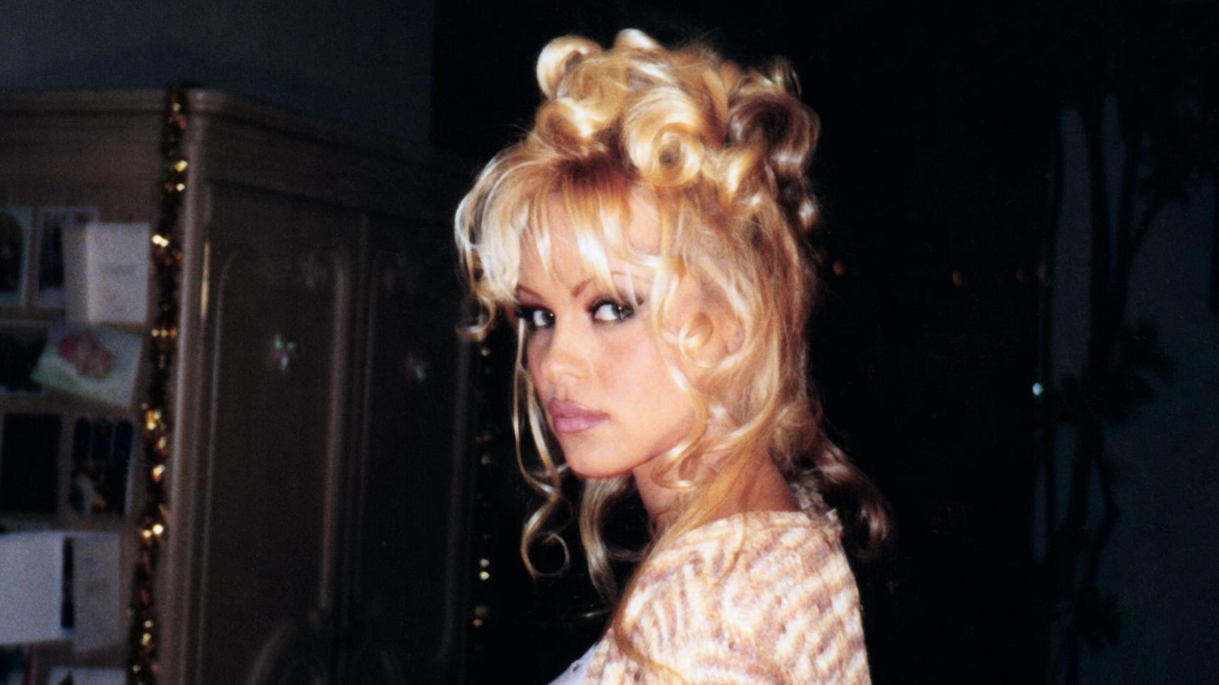 Fondo de pantalla de la película Pamela Anderson: Una historia de amor en Cuevana 3 gratis